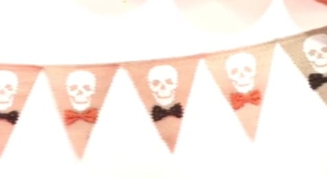 Designer and TV personality, Jennifer Farrell made this skeleton banner out of burlap! Be sure to watch the video to see how she adorned it with balloons.