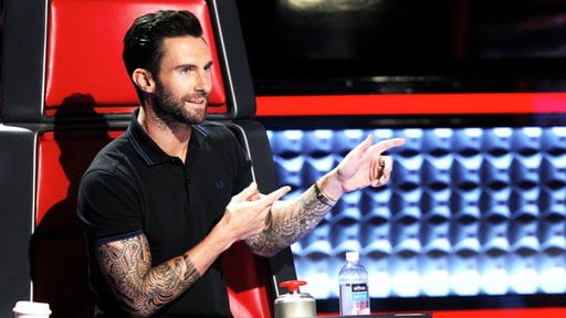 Blake Shelton takes a cheap shot at Adam Levine's clothes on "The Voice"!