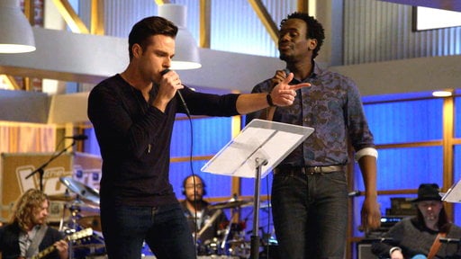 Go behind the scenes with The Voice contestants Anthony and Travis as they prepare for their battle!