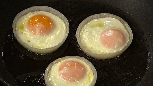Clinton Kelly shows you how to fry an egg in an onion ring mold on the Wednesday, March 18, 2015 episode of "The Chew"!