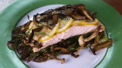 Learn how to make the delicious wild salmon with mushrooms and asparagus that Clinton Kelly and "General Hospital" star Finola Hughes made on "The Chew" on Wednesday, April 1, 2015.