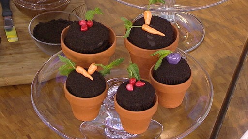 My Cupcake Addiction host, Elise Strachan shows you how to make adorable vegetable garden inspired cupcakes in terra cotta pots on the Thursday, May 28th episode of the "Today" show. Be sure to head over to Today.com for details on this DIY project and more!