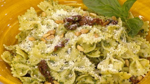 Learn how to make the delicious bow-tie pasta with arugula pesto that Today Food contributor Siri Pinter and her fiance Carson Daly made on the Today show on Thursday, July 16, 2015.