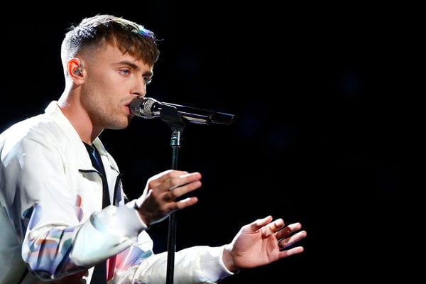 Watch The Voice Season 12 Episode 18 Live Playoffs Night 2 Videos: Tuesday, April 18, 2017. See the talented Hunter Plake of Team Gwen Stefani cover Sia's hit song "Elastic Heart" beautifully! Be sure to watch the video below to see his amazing performance.