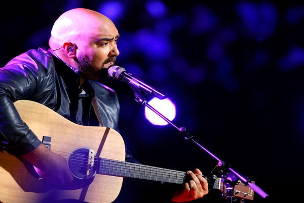 Watch The Voice Season 12 Episode 18 Live Playoffs Night 2 Videos: Tuesday, April 18, 2017. See Troy Ramey of Team Gwen Stefani rock the Voice stage with his cover of Joni Mitchell's classic hit song "A Case Of You." It was beautiful and full of emotion. I loved it! Be sue to watch the video below to see his amazing performance.