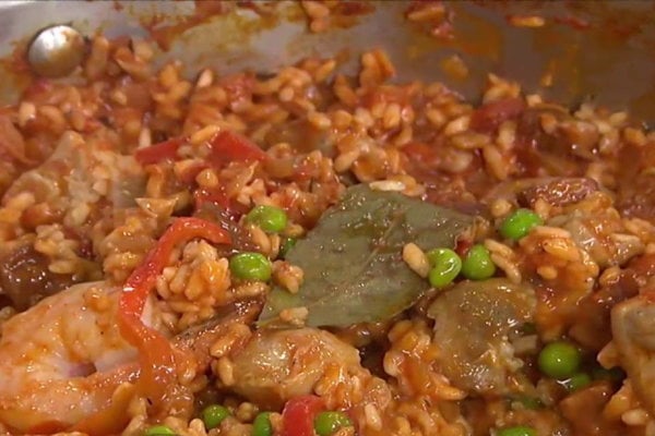 Watch Katie Lee show Hoda Kotb and Jenna Bush Hager how to make an easy and delicious skillet paella on the Thursday, March 10, 2016 episode of the Today show!