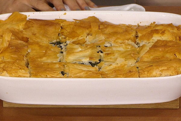 Watch best selling author and E! News journalist Maria Menounos (and her mom Litsa Menounos) show Hoda Kotb and Jenna Bush Hager, make delicious Greek spinach pie (Spanakopita) on the Tuesday, March 8, 2016 episode of the Today show.