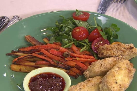 British sisters Jasmine and Melissa Hemsley have over 100,000 followers on Instagram and have a new cookbook called "Good + Simple"! They stopped by the Today show on Friday, April 15, 2016 to make delicious fish fingers and veggie chips (fish sticks)!