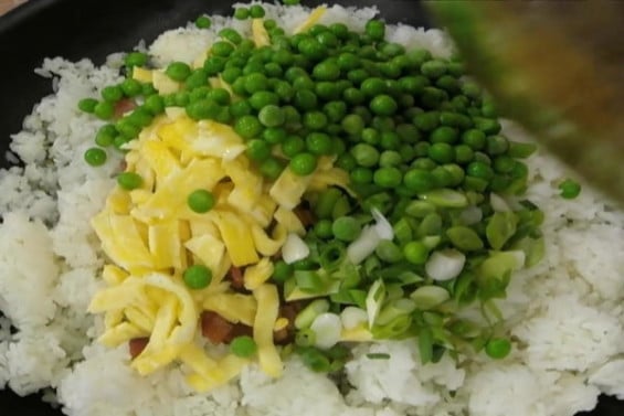 Watch Siri Pinter Daly show Matt Lauer how to make delicious chicken-fried rice in 20 minutes on the Wednesday, April 20, 2016 episode of the Today show.