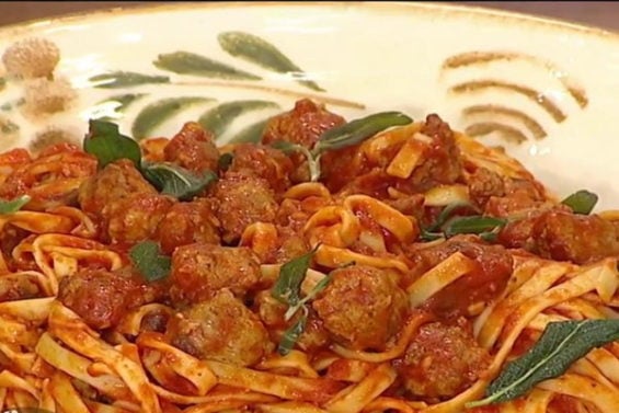 Watch the Alberti twins (John and Tony Alberti) show Kathie Lee Gifford and Hoda Kotb how to make delicious tagliatelle and Italian sausage on the Today show with KLG and Hoda on Tuesday, September 20, 2016.