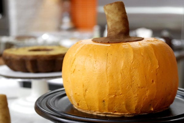 Watch top pastry chefs Gesine Bullock-Prado and Duff Goldman make a fabulous pumpkin pie-cake on the Monday, November 21, 2016 episode of the Today show.
