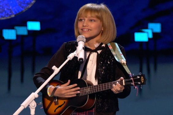 America's Got Talent season 11 winner Grace VanderWaal has been inspiring people of all ages since she won the contest in September! The talented teen with the beautiful voice wowed the crowd with her rendition of the Christmas classic "Frosty the Snowman" earlier this evening on the America's Got Talent Holiday Spectacular. Be sure to watch the video below to see her amazing performance.
