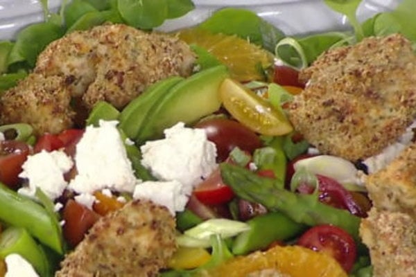 Watch Kevin Curry of Fit Men Cook show Jenna Bush Hager and Dean Cain how to make healthy lower carb popcorn chicken and Texas summer salad on the Monday, August 28, 2017 episode of the Today show.