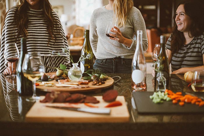 Elizabeth Heiskell joined journalist and blogger Candace Rose Anderson of the website Candie Anderson to share the secret to throwing the perfect Super Bowl LIII party with family and friends. You'll love the appetizers and the mimosa recipe she shared!