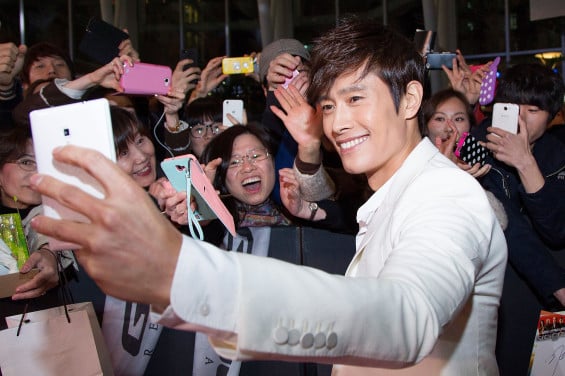 SEOUL, SOUTH KOREA - MARCH 11: South Korean actor Lee Byung-Hun poses with fans during the 'G.I. Joe - Retaliation' Seoul World Premiere at Times Square on March 11, 2013 in Seoul, South Korea. (Photo by Han Myung-Gu/Getty Images for Paramount Pictures) 
