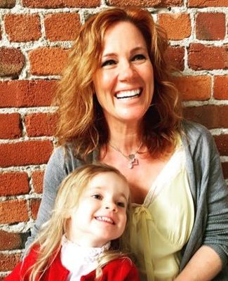 Actress Elisa Donovan talks about her role in the iconic film Clueless, what it's like being a mom to infant daughter Scarlett, and even shared beauty tips for busy moms on the go during her interview with journalist and blogger, Candace Rose Anderson of the website Candie Anderson during their interview!
