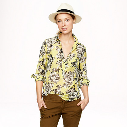  Popover in photo floral Popover in photo floral Popover in photo floral PRODUCT DETAILS Warmer days call for lighter layers—like this breathable cotton and silk popover in a sunny floral that makes us wish it were summer year-round. Look closely, and you'll see the print pop up throughout our collection. Body length: 27 7/8". Cotton/silk. Button placket. Long roll-up sleeves. Functional buttons at cuffs. Chest pocket. Machine wash. Import. POPOVER IN PHOTO FLORAL item a6806
