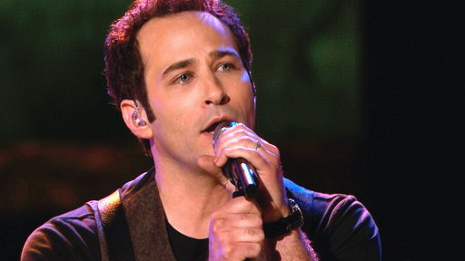  Watch The Voice season 8 episode 19 top 10 perform: Michigan native Joshua Davis of Team Adam sings James Bay's "Hold Back the River"!
