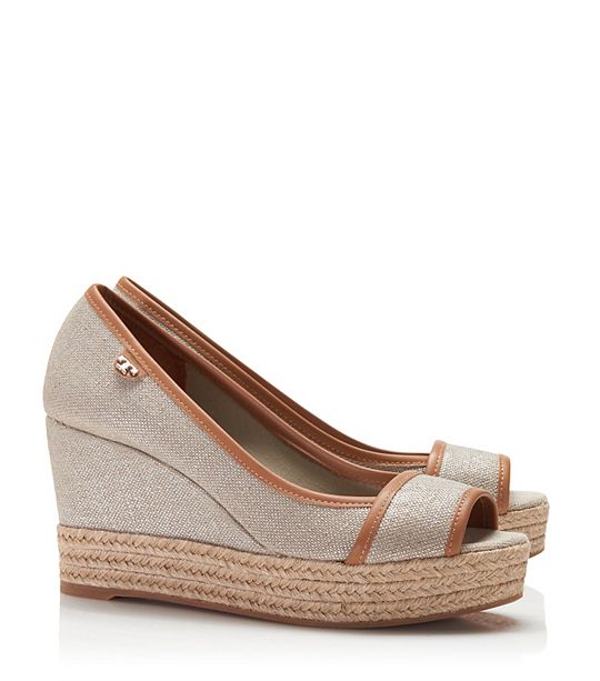 Tory Burch MAJORCA METALLIC LOGO WEDGE in Plata/Royal Tan