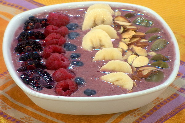 Registered dietitian Ellie Krieger joined Savannah Guthrie on the September 14, 2015 episode of the Today show this! She showed her how to make the perfect smoothie bowl with healthy and delicious ingredients. Please be sure to watch the video below to learn how to make an açaí berry smoothie bowl, a dark cherry smoothie bowl, and a mango ginger smoothie bowl!