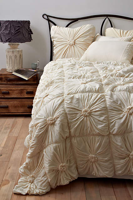 Lazybones Rosette Quilt. Color: Neutral