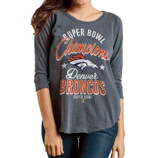 JUNK FOOD DENVER BRONCOS WOMEN'S CHARCOAL SUPER BOWL 50 CHAMPIONS ARCH LOGO RAGLAN T-SHIRT