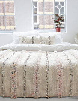 Moroccan wedding blanket with pink detail (ElRamlaHamra)