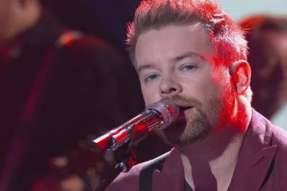  Watch American Idol Season 15 Top 4 Perform: See American Idol season 7 winner David Cook perform his new single "Heartbeat" on Thursday, March 24, 2016.