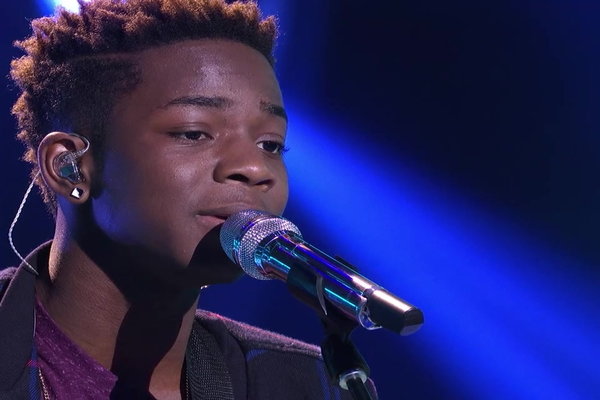 Watch Lee Jean perform Kings of Leon's hit song "Use Somebody" during his American Idol season 15 top 8 performance.