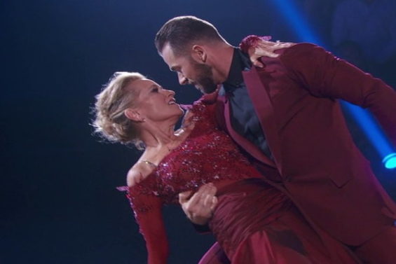  Watch Dancing With The Stars Season 23 Episode 1 (September 12, 2016): See former Brady Bunch star Maureen McCormick and partner Artem Chigvintsev dance a beautiful Viennese Waltz to the tune of "(You Make Me Feel Like) A Natural Woman!"