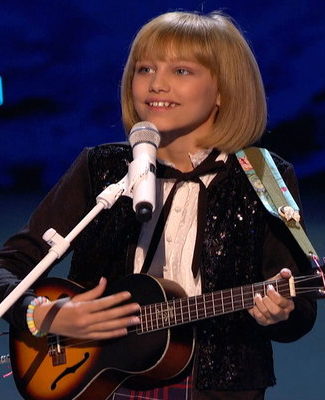 America's Got Talent season 11 winner Grace VanderWaal has been inspiring people of all ages since she won the contest in September! The talented teen with the beautiful voice wowed the crowd with her rendition of the Christmas classic "Frosty the Snowman" earlier this evening on the America's Got Talent Holiday Spectacular. Be sure to watch the video below to see her amazing performance.