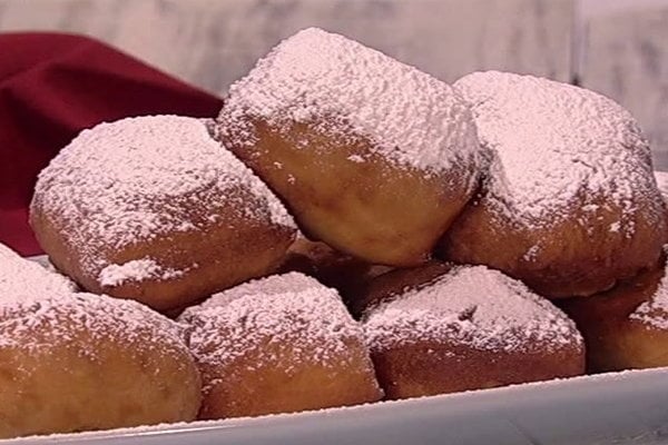 Watch Clinton Kelly show "The Bachelor" season 21 star Nick Viall how to make New Orleans inspired buttermilk beignets on the Wednesday, February 8, 2017 episode.