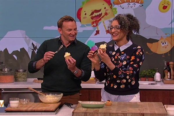 Watch chef  Carla Hall and Clinton Kelly make adorable and delicious fillable cupcakes as seen originally on "The Chew" on Wednesday, March 8, 2017.