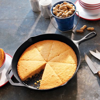 Lodge Cast Iron Skillet sur la table the american sale 