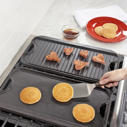 Lodge Rectangular Cast Iron Grill & Griddle Pan sur la table the american sale