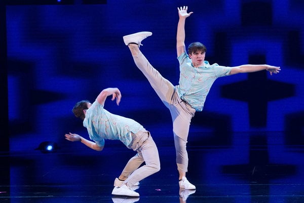  Watch America's Got Talent Season 12 Episode 9 Judge Cuts Night 2 Videos: Tuesday, July 25, 2017. See mirror image perform. They're 16 year old twin brothers (Colton and Trent Edwards) and they rocked the AGT stage with their beautiful cover of The Mamas and The Papas hit song "California Dreamin". Be sure to watch the video below to see them sing and dance for the judges!