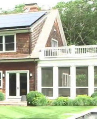 Watch Jill Martin chat with Bobby Flay, tour his home in the Hamptons, play bocce ball and make Margherita pizza in his pizza oven (in his outdoor kitchen!) on the Wednesday, August 16, 2017 episode of the Today show with KLG and Hoda.