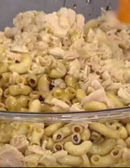 Watch Al Roker and country singer Brad Paisley make tuna macaroni salad and salted caramel brownies on the Friday, August 4, 2017 episode of the Today show.