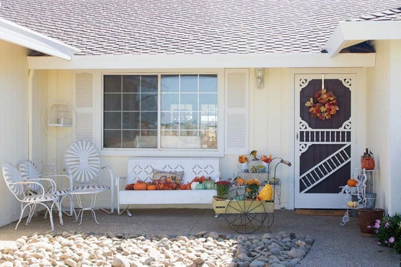 candace rose anderson front house fall porch vintage furniture leaves pumpkins candieanderson blog