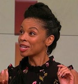 Watch This Is Us star Susan Kelechi Watson aka Beth Pearson show Clinton Kelly how to make delicious one-pot green chile chicken enchilada bake on the Tuesday, October 3, 2017 episode of The Chew.