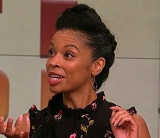 Watch This Is Us star Susan Kelechi Watson aka Beth Pearson show Clinton Kelly how to make delicious one-pot green chile chicken enchilada bake on the Tuesday, October 3, 2017 episode of The Chew.