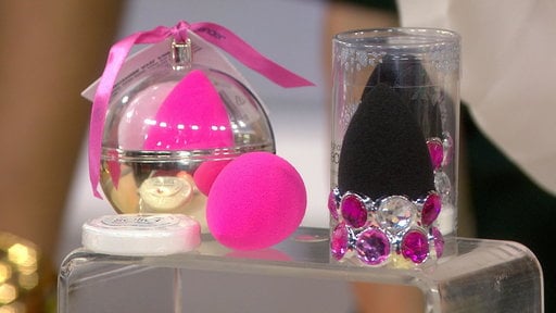 Beauty expert Bobbie Thomas joined Kathie Lee Gifford and Hoda Kotb to share great last minute holiday beauty gifts on the Tuesday, December 19, 2017 episode of the Today show with KLG and Hoda. Candace Rose Anderson Candieanderson blog