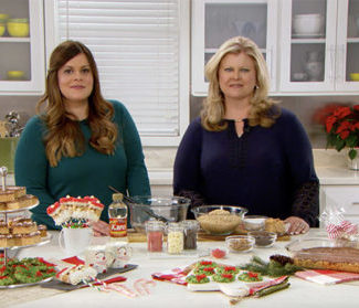 Food bloggers Jamie Lothridge of My Baking Addiction and Melissa Spark of Melissa's Southern Style Kitchen joined Candace Rose Anderson of CandieAnderson.com for an interview to share holiday baking tips, and show us all how to make delicious no-bake Scotcheroos with only a few basic ingredients.