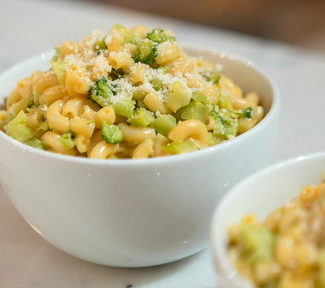 Watch nutritionist and From Junk Food To Joy Food author, Joy Bauer show Megyn Kelly how to make five easy and delicious healthy swaps for the new year on the Tuesday, January 2, 2018 episode of the Megyn Kelly Today show. You'll definitely want to see the secret to making chocolate coconut ice cream, broccoli mac and cheese, fruit seltzer soda, a fiber-rich salad, and pancakes.