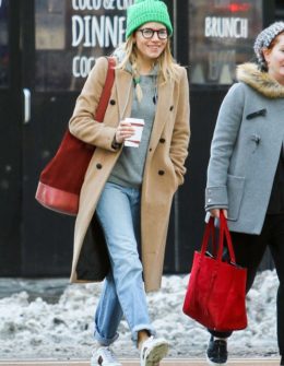 Sienna Miller Gucci Sneakers New York, NY - *EXCLUSIVE* - Sienna Miller enjoys her morning caffeine fix as she hangs out with a friend in NY wearing a beige trench coat over a gray sweater, boyfriend jeans, Gucci sneakers and a cool looking bright green beanie.