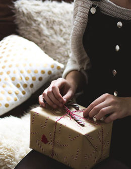 Amazon Fashion Expert, Danielle Sirianni joined journalist and blogger, Candace Rose Anderson of the website Candie Anderson to dish on the top holiday gifts from Amazon!
