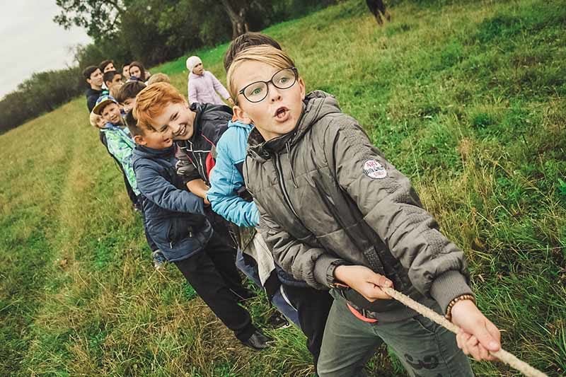 Kids playing tug of war. Adrienne Appell of The Toy Association discusses why play is so important for kids wellbeing during a recent interview with journalist and blogger, Candace Rose Anderson of the website Candie Anderson.