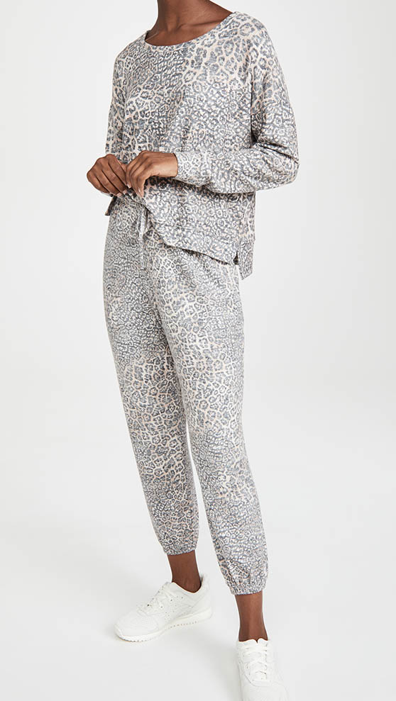 Onzie Weekend Sweatpants Pounce Leopard Print loungewear