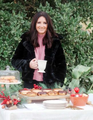 Lifestyle expert, journalist and interior design blogger Candie Anderson of candieanderson.com has the scoop on how to create a beautiful outdoor holiday brunch with a donut board, delicious cinnamon rolls, gorgeous rustic holiday garland and a fresh fruit salad.