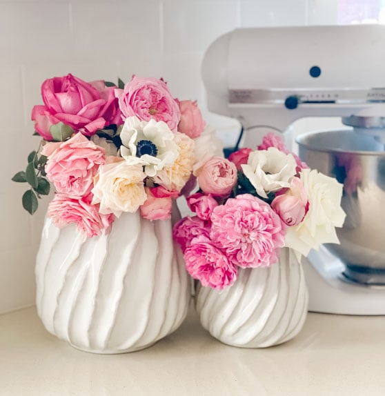 Lifestyle expert, journalist and interior design blogger Candie Anderson of candieanderson.com shares how she decorated her kitchen counter with her KitchenAid stand mixer in white and white ceramic vases.